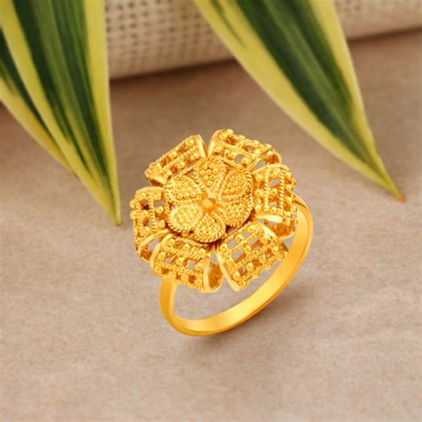 Yellow gold ring with flower 